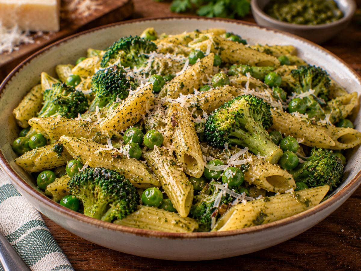 Pesto pasta with peas & broccoli
